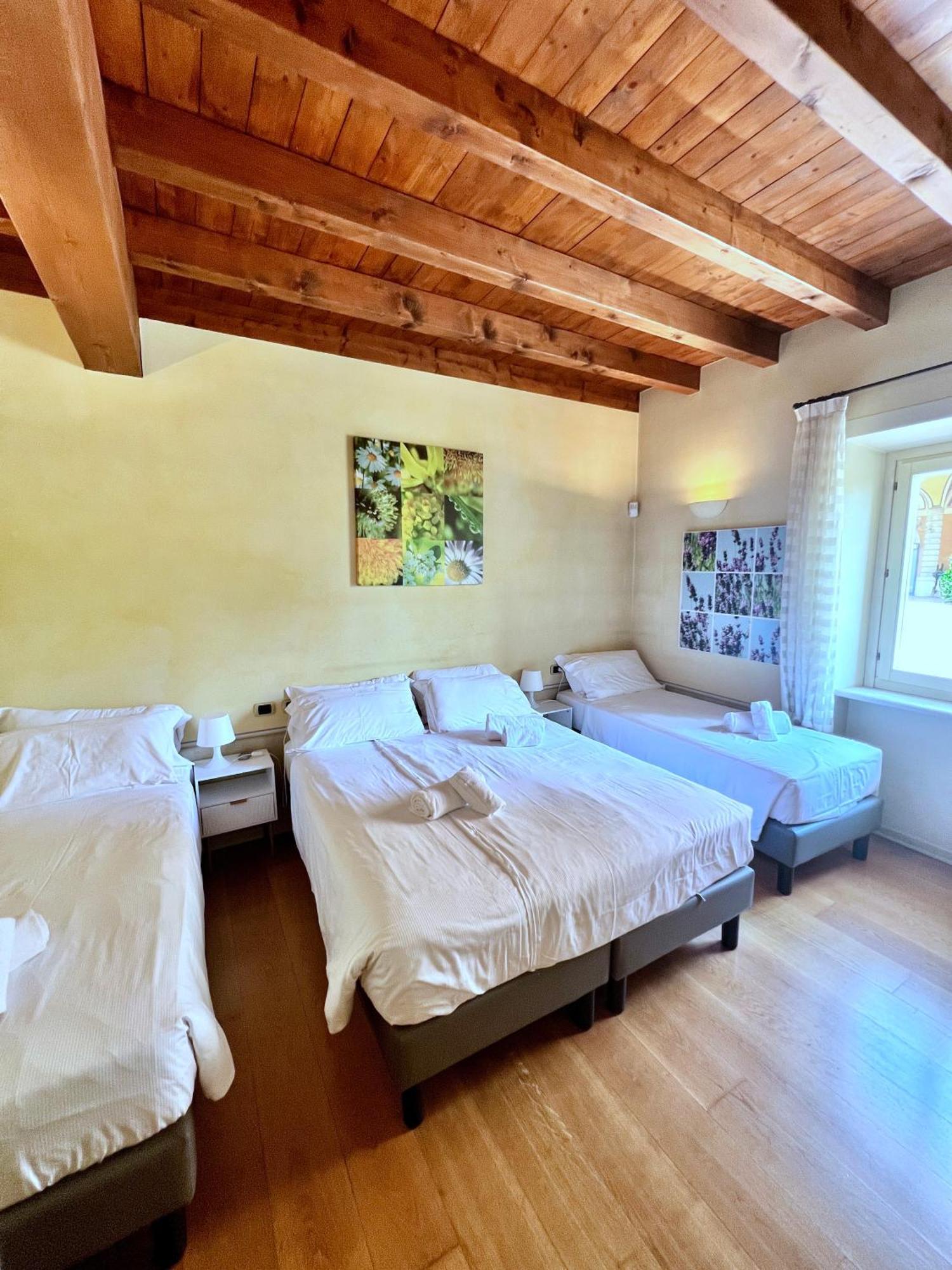 Residence Corte Ferrari -Ciao Vacanze- Moniga del Garda Rom bilde